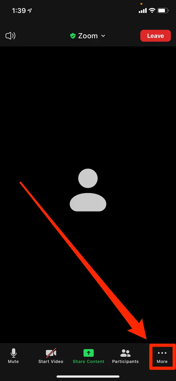 Pantalla de Zoom en iPhone con una flecha que señala el botón Más, abajo a la derecha